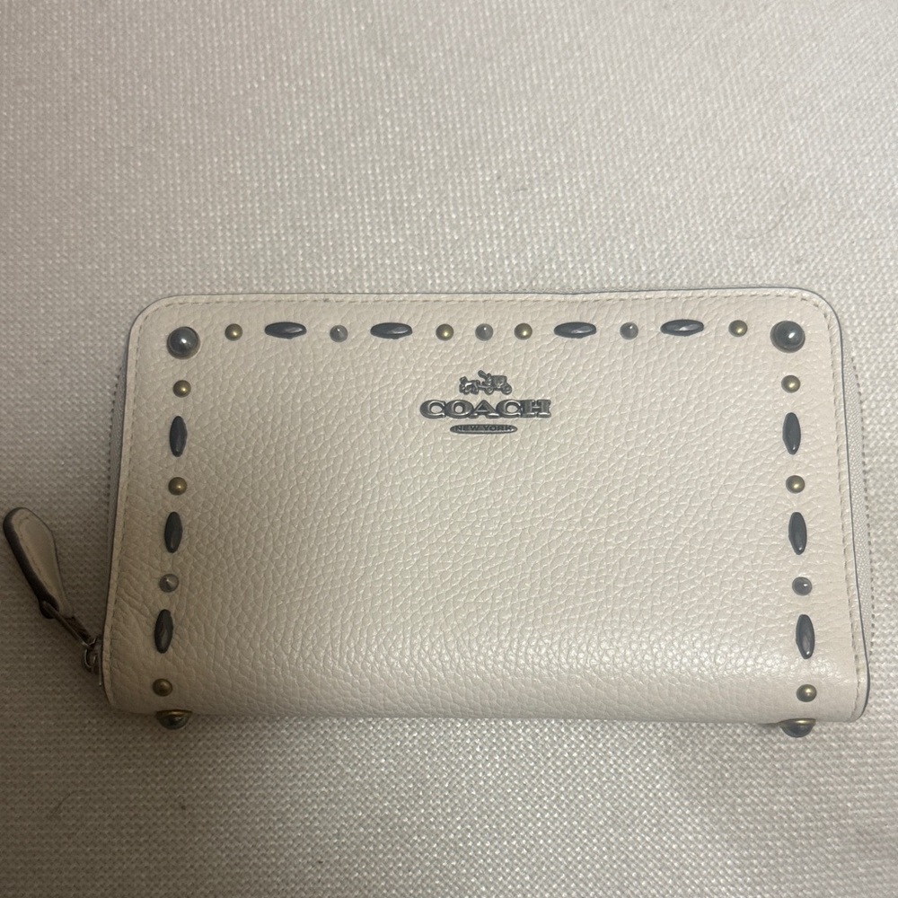 NWT, Coach vintage Prairie rivets medium zip in chalk.